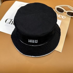 [Miumiu] Новая модель вышитой рыбацко