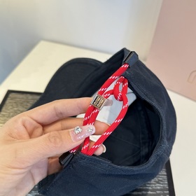 Оригинальные бейсболки Miu из новой ве