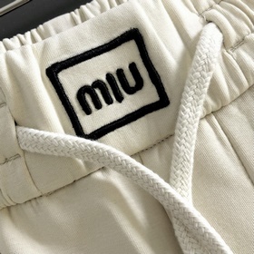 Новые джинсы Miumiu весна 2026 года в 