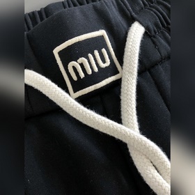 Новые джинсы Miumiu весна 2026 года в 