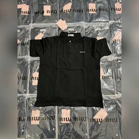 Черная поло-рубашка MIUMIU с вышивкой.