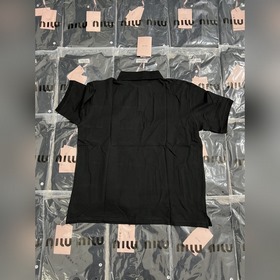 Черная поло-рубашка MIUMIU с вышивкой.