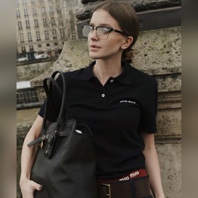 Черная поло-рубашка MIUMIU с вышивкой.