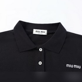 Черная поло-рубашка MIUMIU с вышивкой.