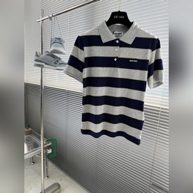 - Поло с логотипом MiuMiu изготовлено