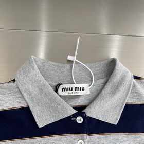 - Поло с логотипом MiuMiu изготовлено 
