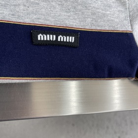 - Поло с логотипом MiuMiu изготовлено 