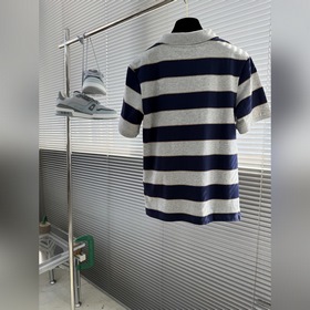- Поло с логотипом MiuMiu изготовлено 