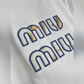 Новая модель футболки MIUMIU с логотип