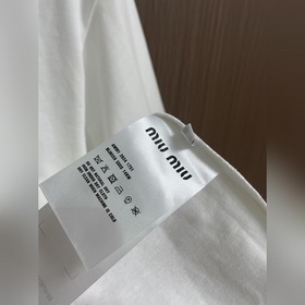 Новая модель футболки MIUMIU с логотип