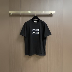 Новая модель футболки MIUMIU с логотип