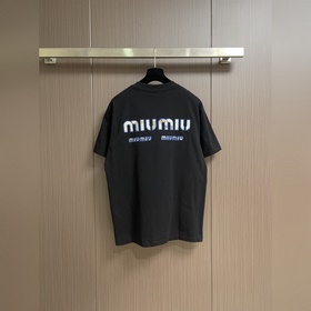 Новая модель футболки MIUMIU с логотип