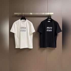 Новая модель футболки MIUMIU с логотип