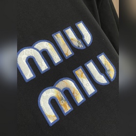 Новая модель футболки MIUMIU с логотип