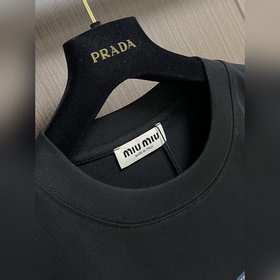 Новая модель футболки MIUMIU с логотип