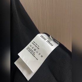 Новая модель футболки MIUMIU с логотип