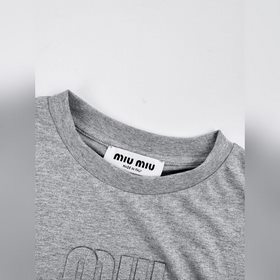 Короткорукавная блузка MiuMiu с наклад