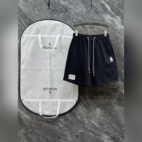 Moncler  С тремя логотипами — новинка