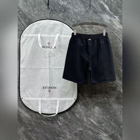 Moncler  С тремя логотипами — новинка