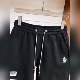 Moncler  С тремя логотипами — новинка