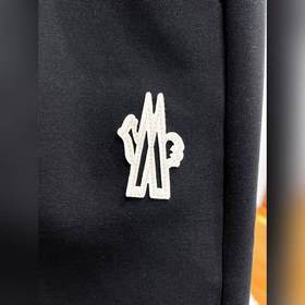 Moncler  С тремя логотипами — новинка