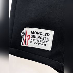 Moncler  С тремя логотипами — новинка