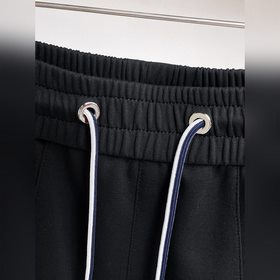 Moncler  С тремя логотипами — новинка