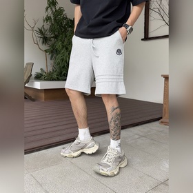Moncler  С тремя логотипами — новинка