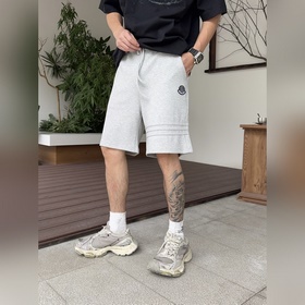 Moncler  С тремя логотипами — новинка