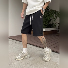 Moncler  С тремя логотипами — новинка