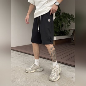 Moncler  С тремя логотипами — новинка