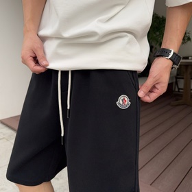 Moncler  С тремя логотипами — новинка