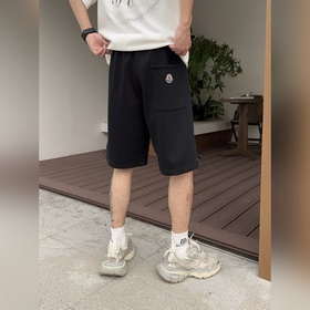 Moncler  С тремя логотипами — новинка