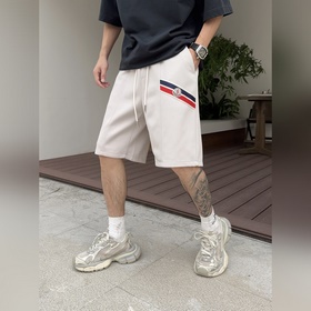 Moncler  С тремя логотипами — новинка
