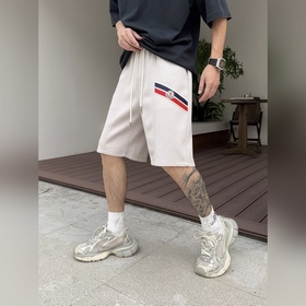 Moncler  С тремя логотипами — новинка
