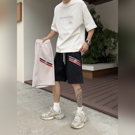 Moncler  С тремя логотипами — новинка