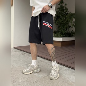 Moncler  С тремя логотипами — новинка