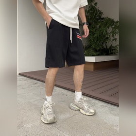 Moncler  С тремя логотипами — новинка