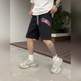 Moncler  С тремя логотипами — новинка