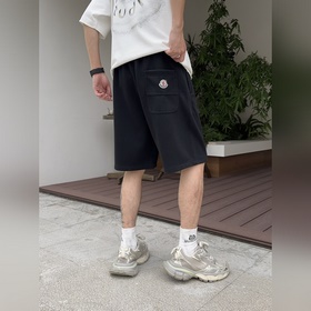 Moncler  С тремя логотипами — новинка