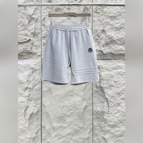 Moncler  С тремя логотипами — новинка