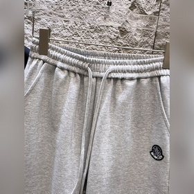 Moncler  С тремя логотипами — новинка