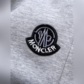 Moncler  С тремя логотипами — новинка