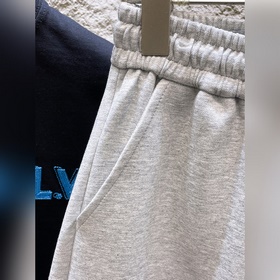 Moncler  С тремя логотипами — новинка