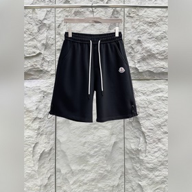 Moncler  С тремя логотипами — новинка