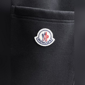Moncler  С тремя логотипами — новинка