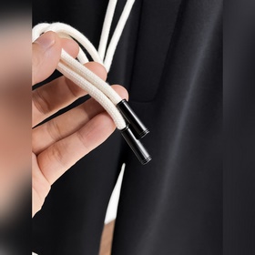 Moncler  С тремя логотипами — новинка