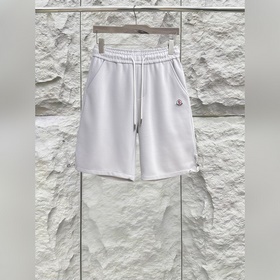 Moncler  С тремя логотипами — новинка