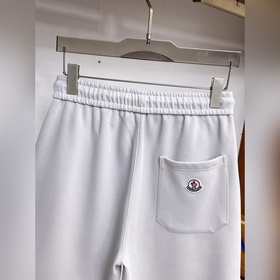 Moncler  С тремя логотипами — новинка