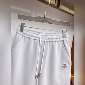Moncler  С тремя логотипами — новинка